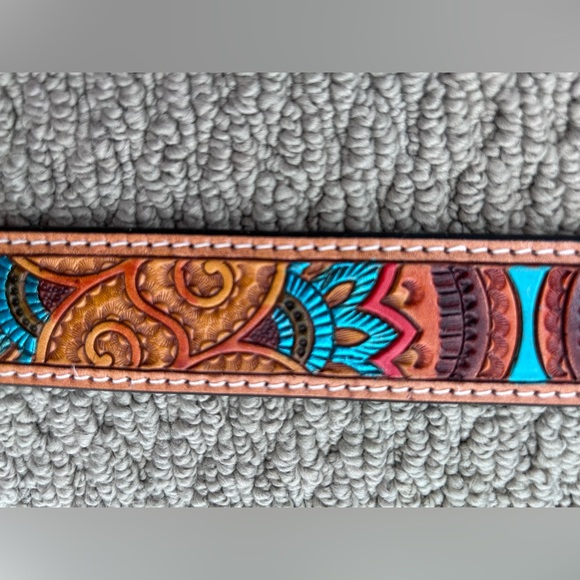 Ariat Womens Tooled Leather Belt
Colorful
A1567008
Western
Rodeo
Equestrian
Sz M - Picture 6 of 15